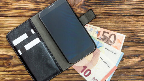 Geldscheine-unter-Smartphone-114449169-FO-igorkol-ter