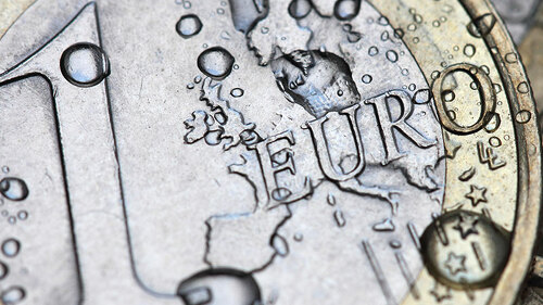 Euro-Muenze-Regen-Closeup-52839563-FO-santiago-silver
