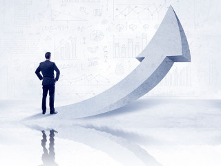 Anzugtareger-vor-Pfeil-115912389-FO-ra2-studio