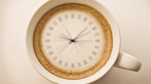 Uhr-in-Kaffee-Tasse-77000297-FO-bluehand