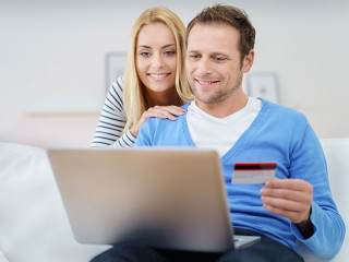 Paar-Kreditkarte-Laptop-102923542-FO-contrastwerkstatt