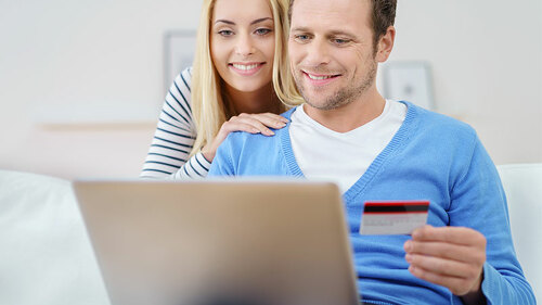 Paar-Kreditkarte-Laptop-102923542-FO-contrastwerkstatt