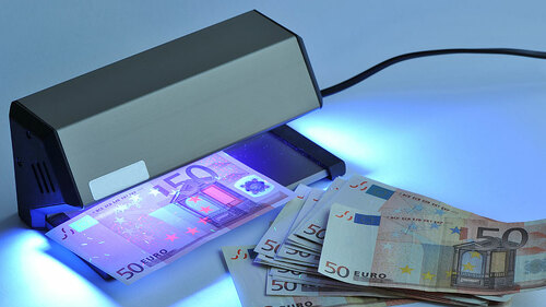 falscher-50-euro-schein-unter-lampe-96985567-FO-nmann77