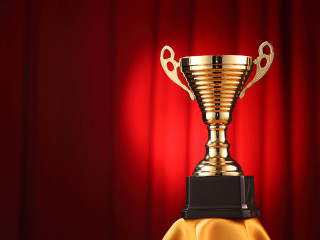 goldener-pokal-roter-hingergrund-98286042-FO-eskaylim