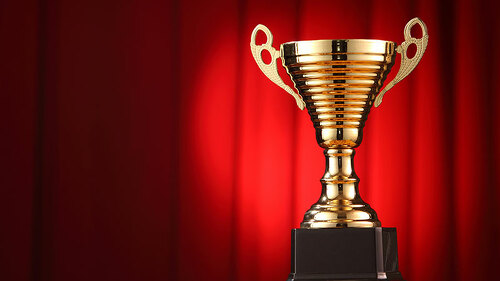 goldener-pokal-roter-hingergrund-98286042-FO-eskaylim