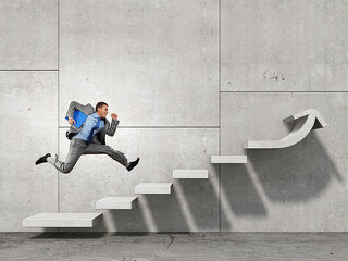 mann-auf-treppe-positiv-99809247-FO-Sergey-Nivens