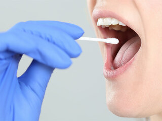 frau-gibt-speichelprobe-110867268-FO-RioPatuca-Images