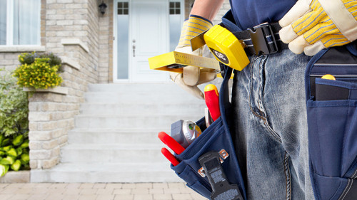 handwerker-vor-haus-100913973-FO-Kurhan