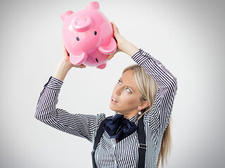 frau-schaut-in-leeres-sparschwein-71130629-FO-Kaspars-Grinvalds