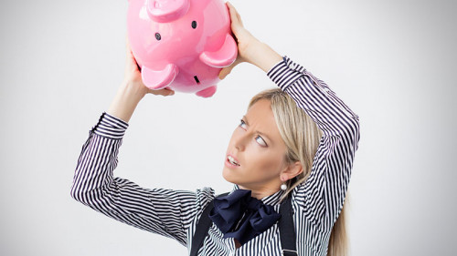 frau-schaut-in-leeres-sparschwein-71130629-FO-Kaspars-Grinvalds