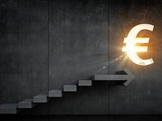 treppe-hoch-euro-zeichen-99220170-FO-Sergey-Nivens