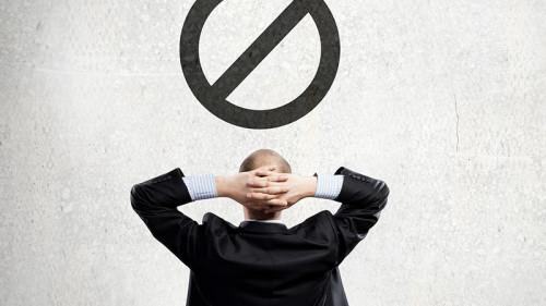 mann-steht-vor-einbahnschild-70774986-FO-Sergey-Nivens