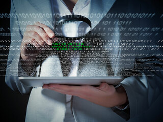 lupe-auf-laptop-daten-66980465-FO-Sergey-Nivens