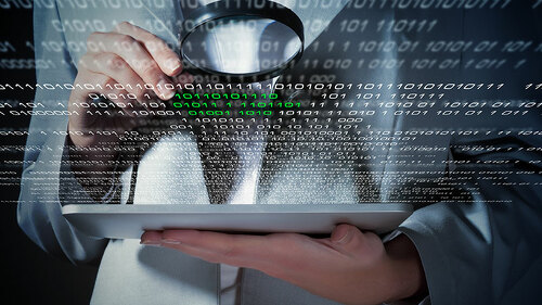 lupe-auf-laptop-daten-66980465-FO-Sergey-Nivens