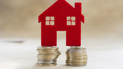 Rotes-Haus-auf-Muenzstapeln-89249649-FO-aytuncoylum