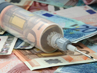 euro-banknoten-spritze-46427031-FO-Bjoern-Wylezich