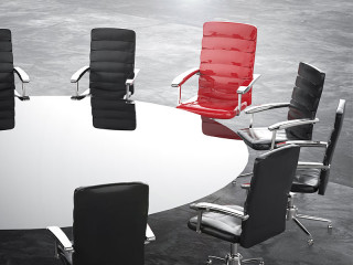 schwarze-stuehle-roter-stuhl-tisch-rund-116960802-FO-phonlamaiphoto