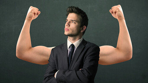 mann-mit-muskeln-oberarme-115912187-FO-ra2-studio