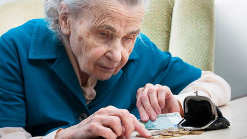 alte-frau-arm-47062117-FO-Alexander-Raths