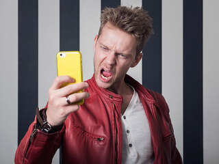 mann-freut-sich-am-handy-115663084-FO-vitabello