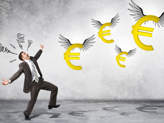 mann-euro-mit-fluegel-110873197-FO-cherezoff