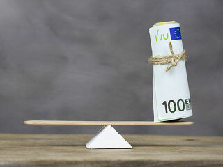 hundert-euro-auf-waage-110252084-FO-aytuncoylum