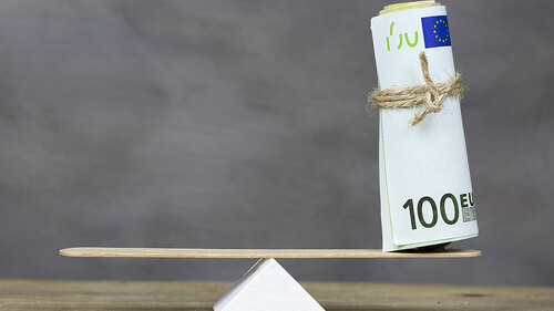 hundert-euro-auf-waage-110252084-FO-aytuncoylum