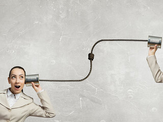 frau-fluesterpost-105168550-FO-Sergey-Nivens