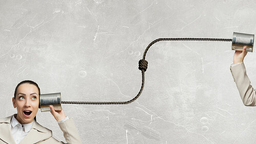 frau-fluesterpost-105168550-FO-Sergey-Nivens