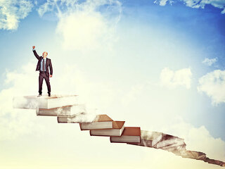 mann-auf-buechertreppe-erfolg-45619790-FO-tiero