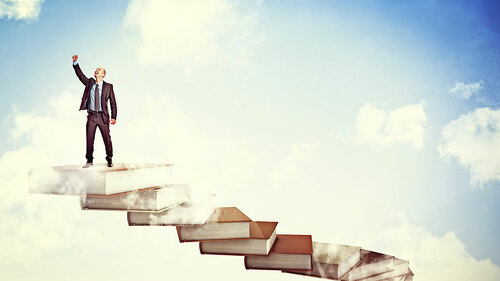 mann-auf-buechertreppe-erfolg-45619790-FO-tiero