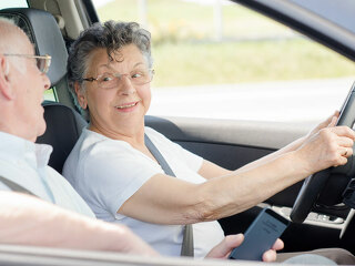 altes-ehepaar-im-auto-107454411-FO-auremar