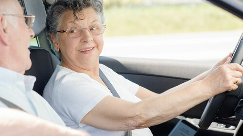 altes-ehepaar-im-auto-107454411-FO-auremar