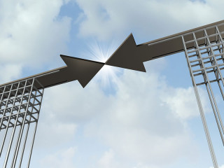 2-pfeile-zeigen-zueinander-62684438-FO-freshidea