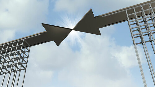 2-pfeile-zeigen-zueinander-62684438-FO-freshidea