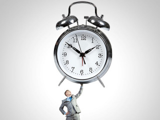 mann-stemmt-wecker-61885835-FO-Sergey-Nivens