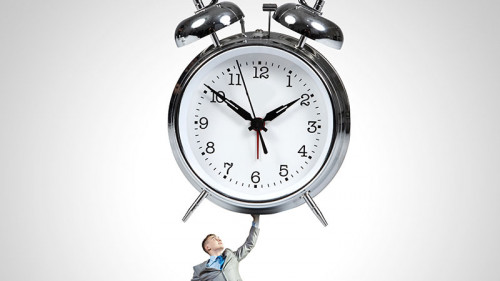 mann-stemmt-wecker-61885835-FO-Sergey-Nivens