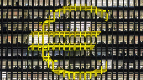 glas-buerogebaeude-105773767-FO-helmutvogler