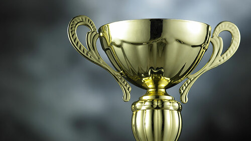 goldener-pokal-schwarzer-hintergrund-98251711-FO-eskaylim