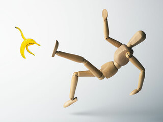 figur-rutscht-auf-banane-aus-71642965-FO-Clemens-Schuessler