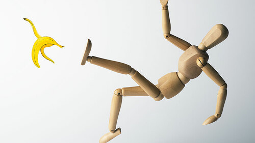 figur-rutscht-auf-banane-aus-71642965-FO-Clemens-Schuessler
