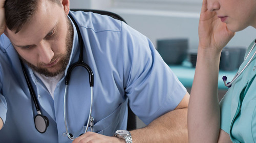 pflegekraefte-verzweifelt-81410596-FO-Photographee-eu