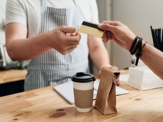 Person-zahlt-kaffe-mit-kreditkarte-115465500-FO-zinkevych