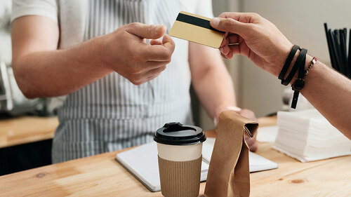 Person-zahlt-kaffe-mit-kreditkarte-115465500-FO-zinkevych