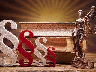 paragraph-rot-weiß-buch-jusitizia-73111874-FO-FikMik