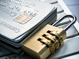 kreditkarten-tastatur-schloss-golden-71458734-FO-weerapat1003