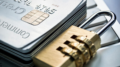 kreditkarten-tastatur-schloss-golden-71458734-FO-weerapat1003