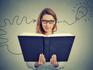 frau-liest-buch-gluehbirne-96230207-FO-pathdoc