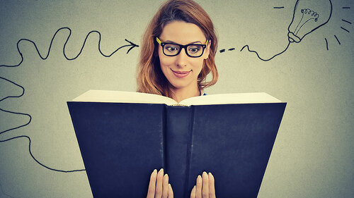 frau-liest-buch-gluehbirne-96230207-FO-pathdoc