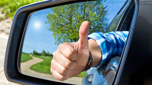 daumen-hoch-rueckspiegel-41125252-FO-Juergen-faelchle